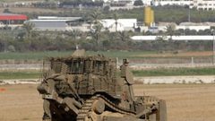 آليات الاحتلال تجرف أراضي زراعية شرق غزة وسط اطلاق نار متقطع