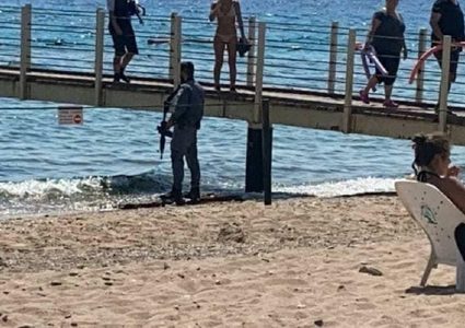 إسرائيل تسلم أردنيا لبلاده اعتقلته بعد عبوره سباحة إلى إيلات