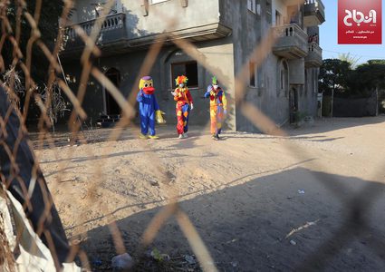 مهرجون يقدمون عروضًا ترفيهية للأطفال في خان يونس