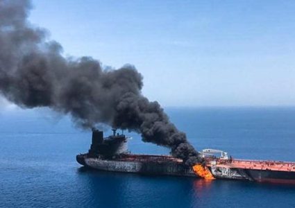 اشتعال النيران في ناقلة نفط متجهة من الكويت إلى شرق الهند