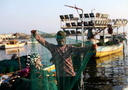 عودة الصيادين للعمل لمسافة 15 ميل بحري بعد اتفاق التهدئة
