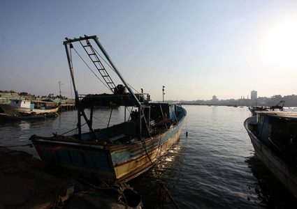 عودة الصيادين للعمل لمسافة 15 ميل بحري بعد اتفاق التهدئة