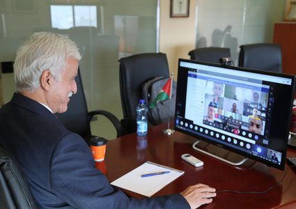 وزير التربية والتعليم يشارك طلبة مدرسة ثانوية حصة افتراضية