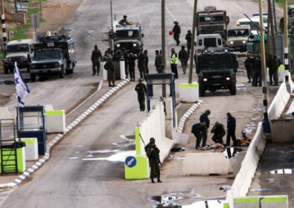 الاحتلال يعيق تنقلات المواطنين عبر حاجز الحمرا بالأغوار