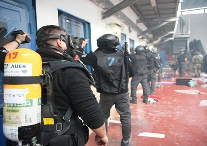 نقل عددا من الاسرى في سجن"عوفر" الى زنازين العزل الانفرادي