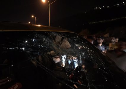 إصابات أحدها خطيرة عقب رشق مستوطنين مركبة بالحجارة قرب ترمسعيا