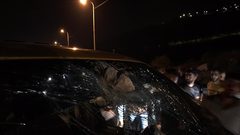 إصابات أحدها خطيرة عقب رشق مستوطنين مركبة بالحجارة قرب ترمسعيا