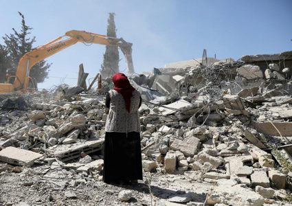 مواطنون يؤدون الصلاة بخيمة الاعتصام بسلوان تنديدا بسياسة الهدم