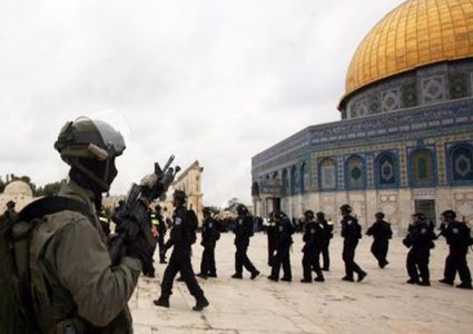 الاحتلال يعتقل 3 من حراس المسجد الأقصى