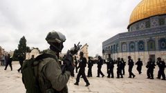 الاحتلال يعتقل 3 من حراس المسجد الأقصى