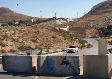 الاحتلال يغلق مدخل الجلزون ويمنع المركبات من المرور