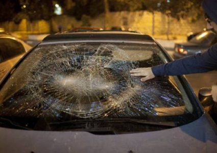 مستوطنون يحطمون زجاج مركبات جنوب نابلس