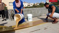 صناعة الحلوى التقليدية "الملبن" في قرية حلحول بالخليل