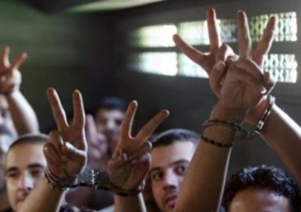 غضب رسمي وشعبي من بعض البنوك لرفضها صرف رواتب الأسرى