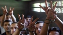 غضب رسمي وشعبي من بعض البنوك لرفضها صرف رواتب الأسرى