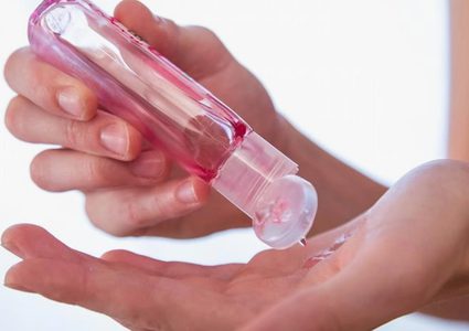 خبير: التعقيم بات هاجسا لدى الأغلبية ومصدرا للشعور بالراحة