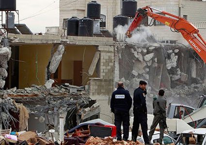 سلطات الاحتلال تجبر مقدسياً على هدم طابق من منزله