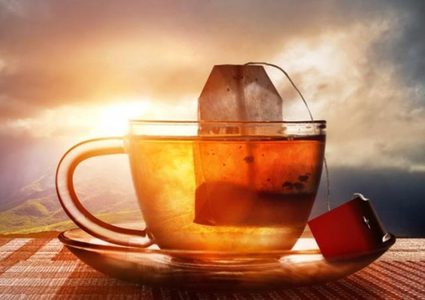أضرار ترك كيس الشاي داخل الماء المغلي لمدة طويلة