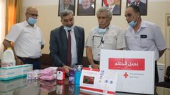 "الهلال الأحمر" يقدم مستلزمات طبية ومواد تعقيم للمعاهد الأزهرية