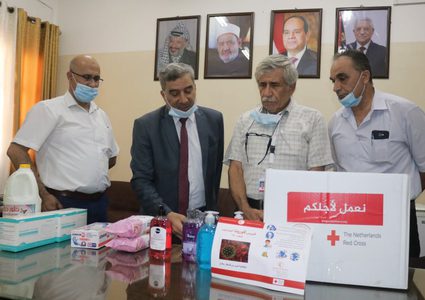 "الهلال الأحمر" يقدم مستلزمات طبية ومواد تعقيم للمعاهد الأزهرية