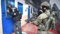 قوات القمع تنقل 34 أسيراً من عوفر إلى سجون أخرى