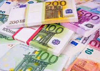 اليورو يتراجع قبل اجتماع المركزي الأوروبي