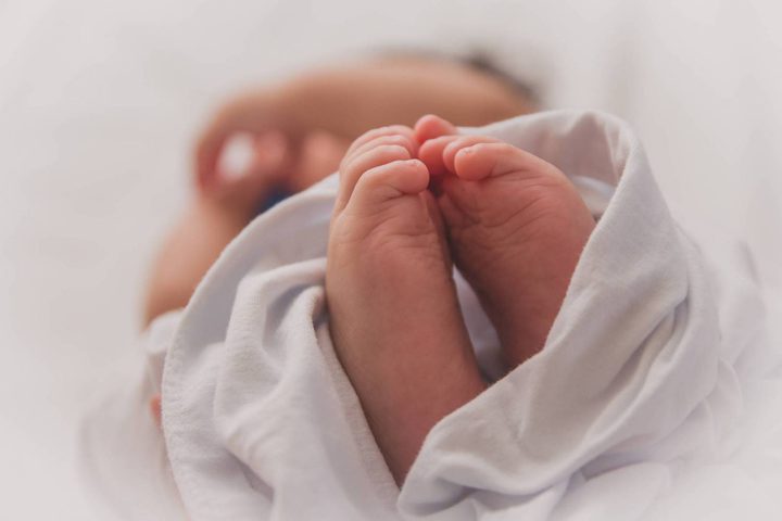 بريطانيا: سيدة تنجب طفلا بعد ساعة فقط من معرفتها بالحمل !
