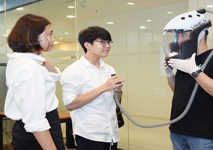 فيتنام: 3 طلاب يصممون خوذة ذكية للوقاية من كورونا