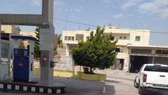 الشرطة وهيئة البترول تغلقان محطة وقود في الخليل