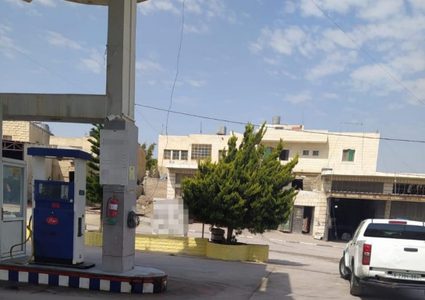 الشرطة وهيئة البترول تغلقان محطة وقود في الخليل