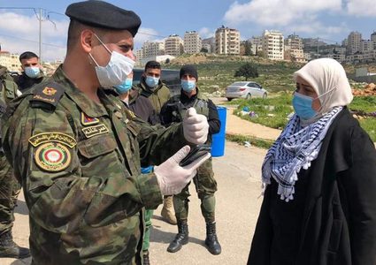 الأجهزة الأمنية تغلق قاعة أفراح في مخيم الجلزون