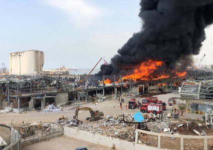 اندلاع حريق كبير في المنطقة الحرّة بمرفأ بيروت