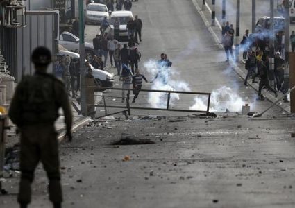 اصابات بالاختناق خلال مواجهات مع الاحتلال وسط الخليل