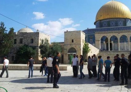 الاحتلال يبعد أربعة موظفي أوقاف عن المسجد الأقصى