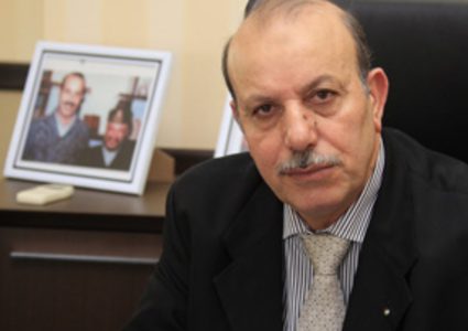 سفير فلسطين في البحرين يغادر السفارة إلى الوطن