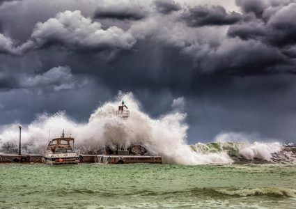 الإعصار "لورا" يضرب ساحل خليج المكسيك ويهبط بأسعار النفط