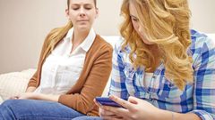 أخصائية نفسية توضح آلية التعامل مع الفضوليين