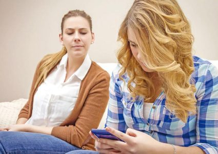 أخصائية نفسية توضح آلية التعامل مع الفضوليين