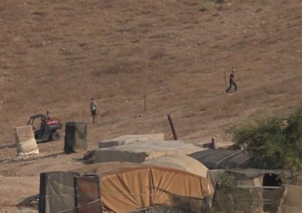 مستوطنون يسيجون أراض بالأغوار الشمالية للاستيلاء عليها