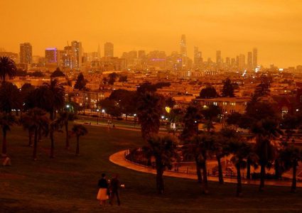 حرائق الغابات تحول سماء مدينة أمريكية إلى اللون البرتقالي