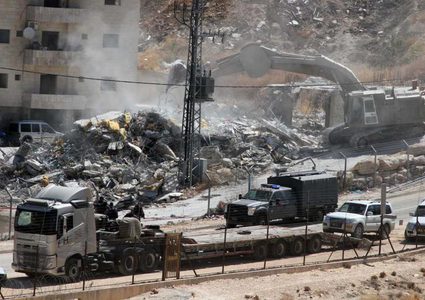 الخليل: الاحتلال يخطر بهدم منزل ووقف العمل بآخر في قرية التوانة