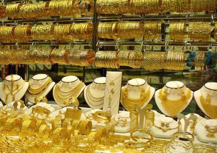 أسعار الذهب تصعد بفعل ضعف الدولار