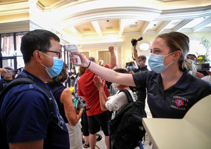 خبراء: قياس الحرارة على أبواب المحلات للوقاية من كورونا مجرد وهم