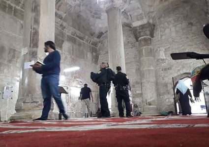 شرطة الاحتلال تقتحم مصلى باب الرحمة داخل المسجد الأقصى المبارك