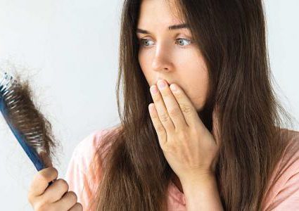 كيف تحمي شعرك من التساقط الموسمي؟