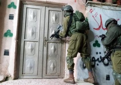 الاحتلال يداهم عدة منازل ويحتجز شابين من الزاوية غرب سلفيت