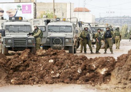 الاحتلال يغلق مداخل الطرق في مسافر يطا بالسواتر الترابية