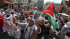 مواطنون يتظاهرون وسط مدينة نابلس تضامناً مع الأسرى في سجون الاحتلال وتنديداً بالإتفاق الإماراتي والبحريني التطبيعي مع حكومة الاحتلال الاسرائيلي .