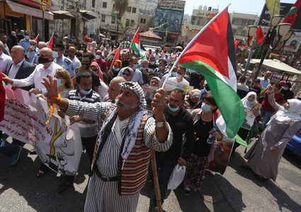 مواطنون يتظاهرون وسط نابلس تضامناً مع الأسرى في سجون الاحتلال