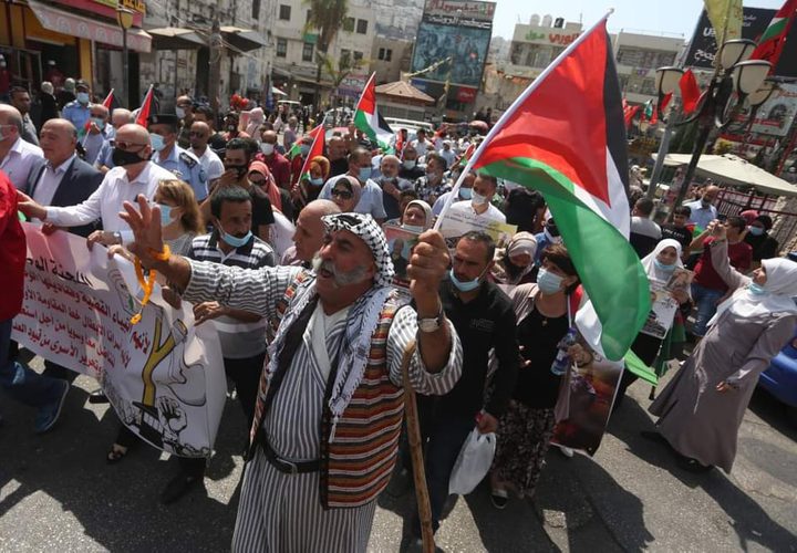 مواطنون يتظاهرون وسط مدينة نابلس تضامناً مع الأسرى في سجون الاحتلال وتنديداً بالإتفاق الإماراتي والبحريني التطبيعي مع حكومة الاحتلال الاسرائيلي .